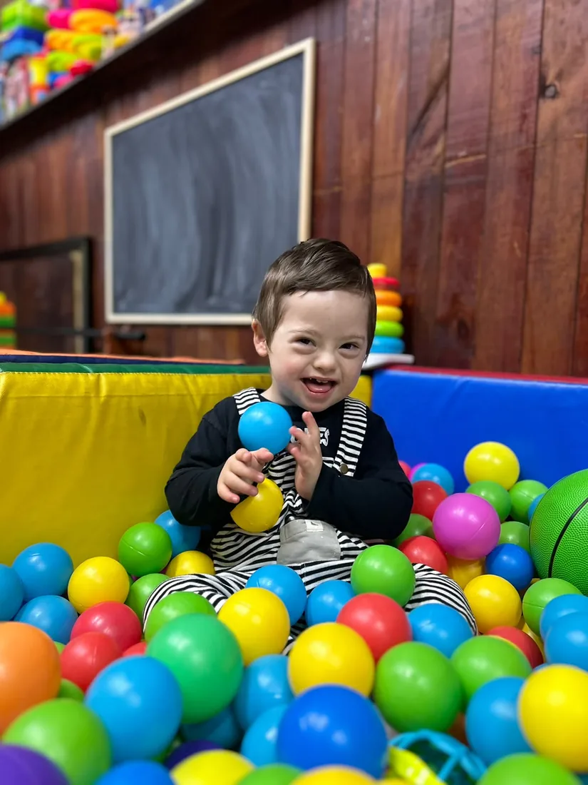 Actividad de juego con piscina de pelotas en INFANCIACTIVA