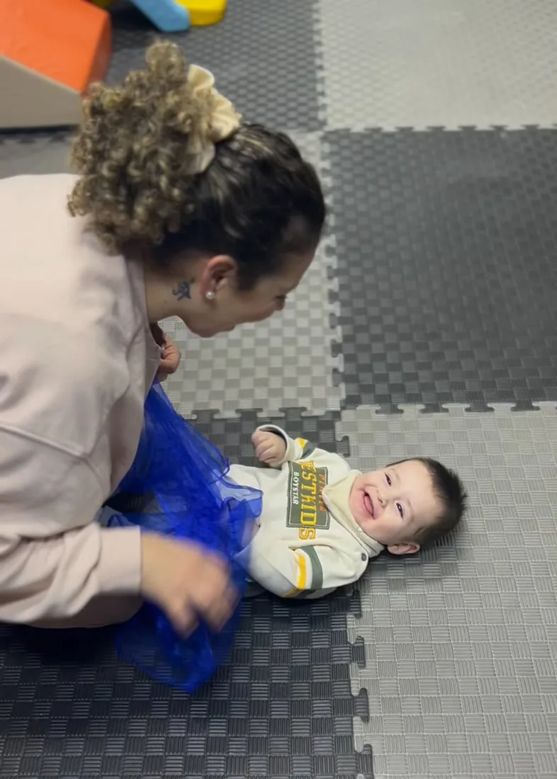 Bebé participando en una actividad de vínculo y estimulación en INFANCIACTIVA